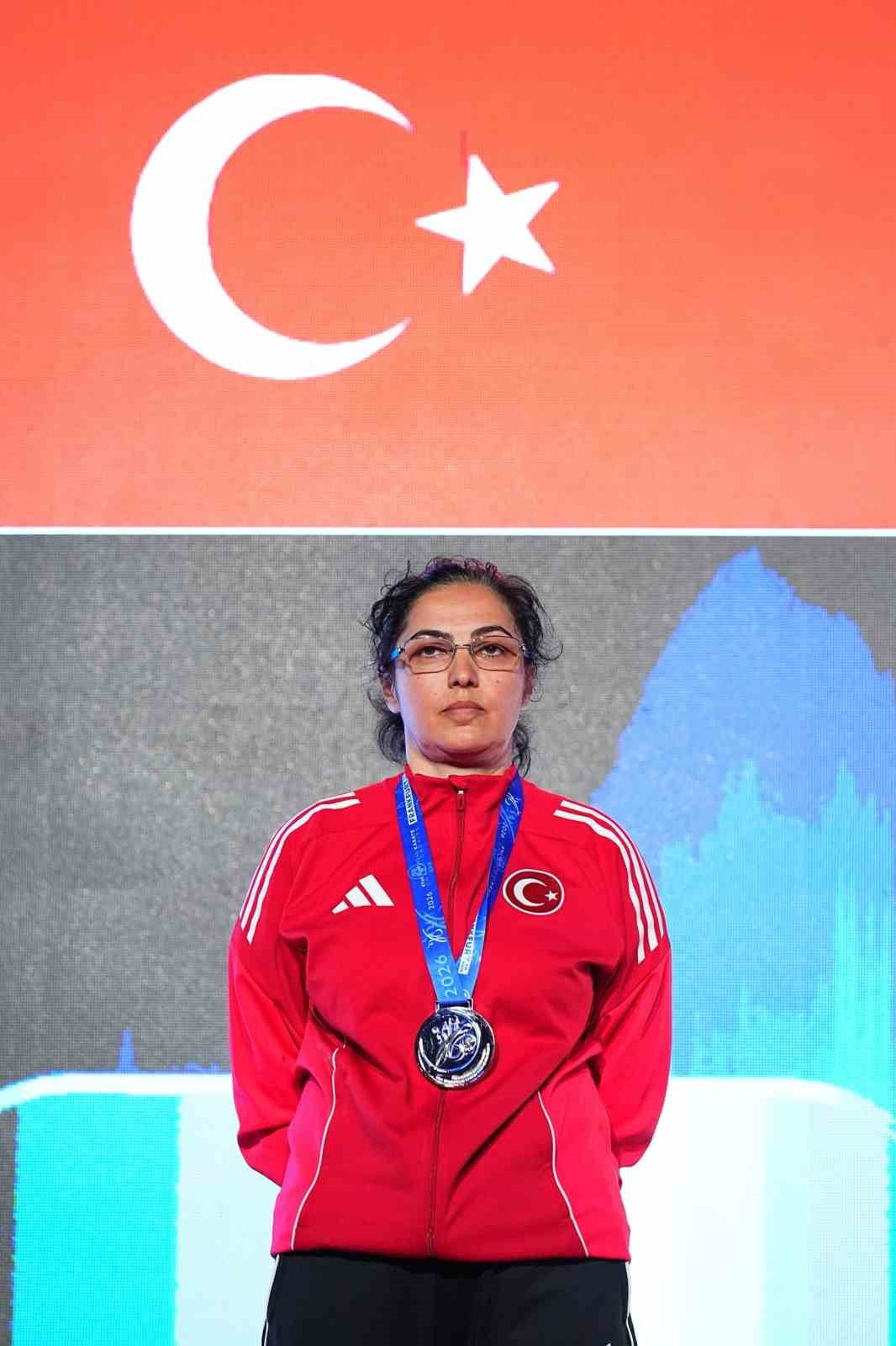 BÜYÜKLER AVRUPA KARATE ŞAMPİYONASI'NDA MİLLİ PARA SPORCU SUNA SARAÇOĞLU, GÜMÜŞ MADALYA...