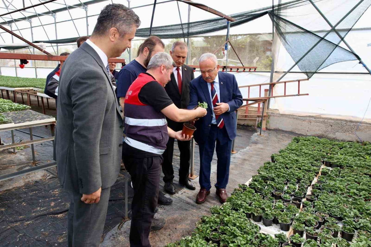 BÜYÜKŞEHİR BELEDİYE BAŞKANI DR. MEHMET HİLMİ GÜLER, GÜLYALI İLÇESİ TURNASUYU MAHALLESİ'NDEKİ...