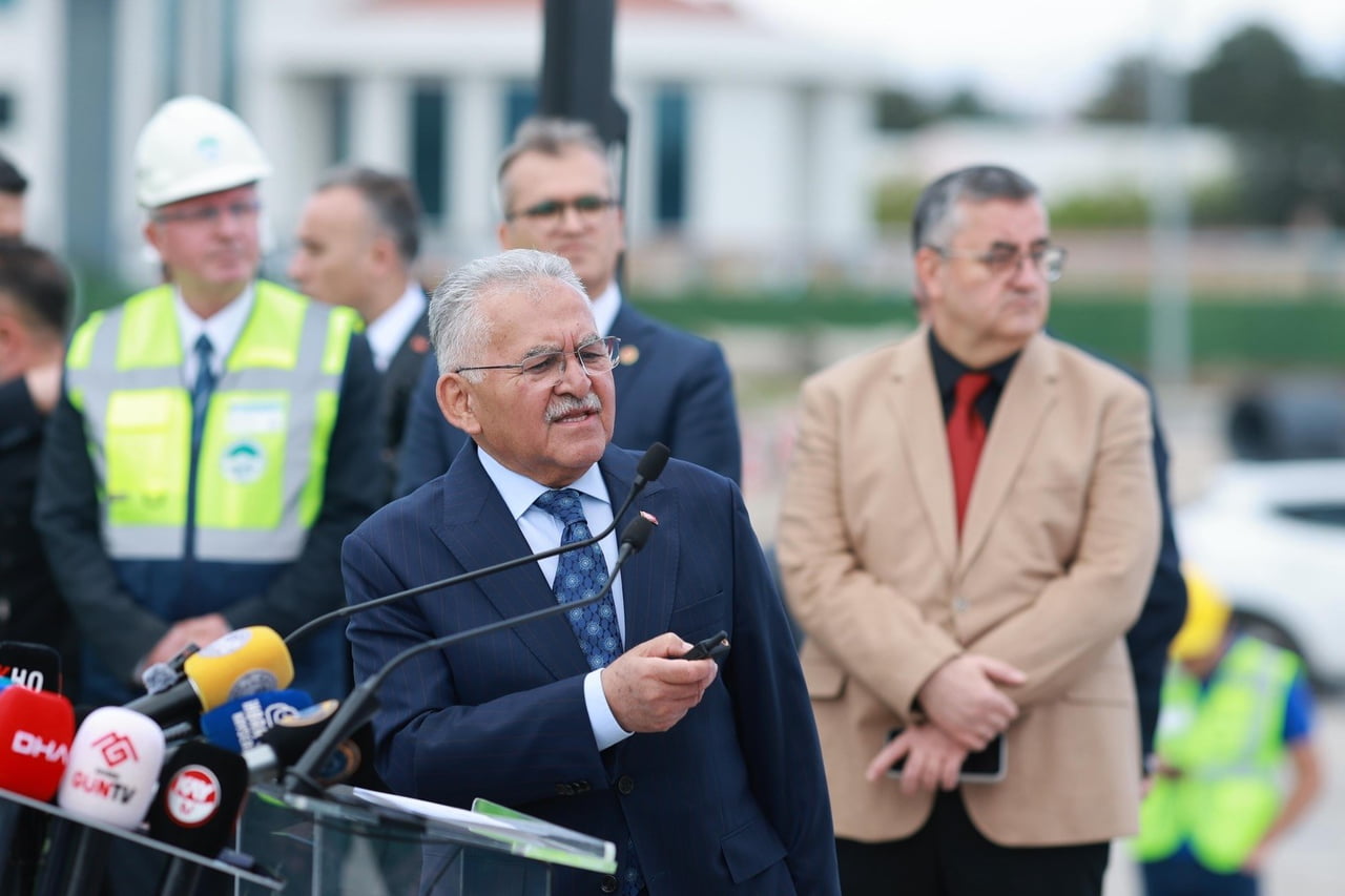 BÜYÜKŞEHİR BELEDİYE BAŞKANI MEMDUH BÜYÜKKILIÇ, YAPIMI DEVAM EDEN KARTAL KATLI KAVŞAĞI'NDA BASIN...