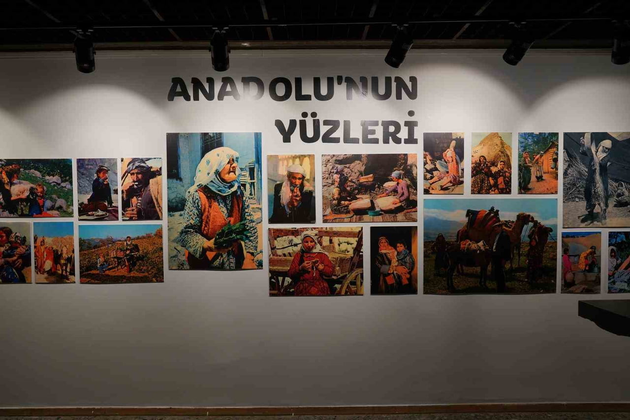 BÜYÜKŞEHİR’DEN “ANADOLU’NUN YÜZLERİ: ALİ ATALAR KARTPOSTAL KOLEKSİYONUNDAN SEÇKİLER”...