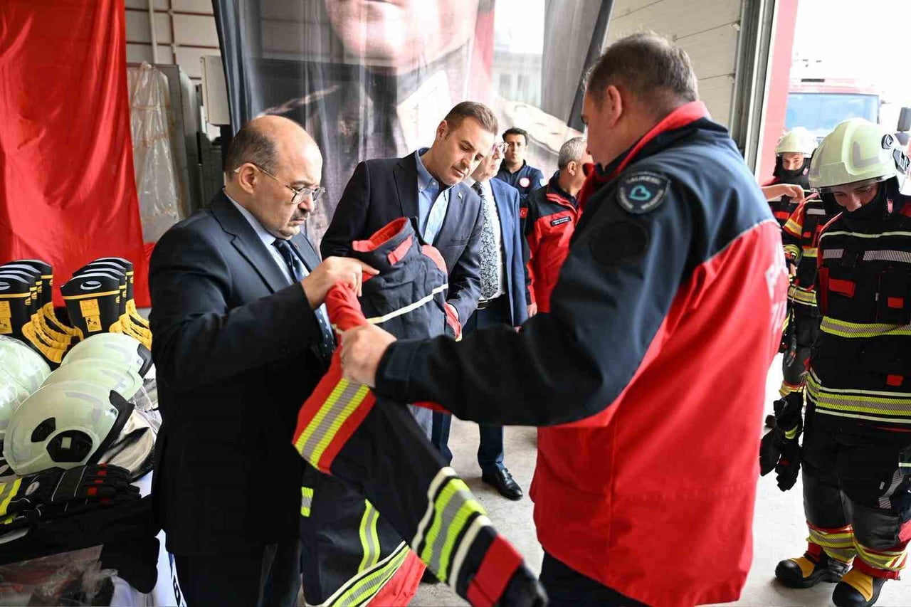 BÜYÜKŞEHİR’DEN OSB İTFAİYESİ’NE 11 YIL SONRA EKİPMAN DESTEĞİ