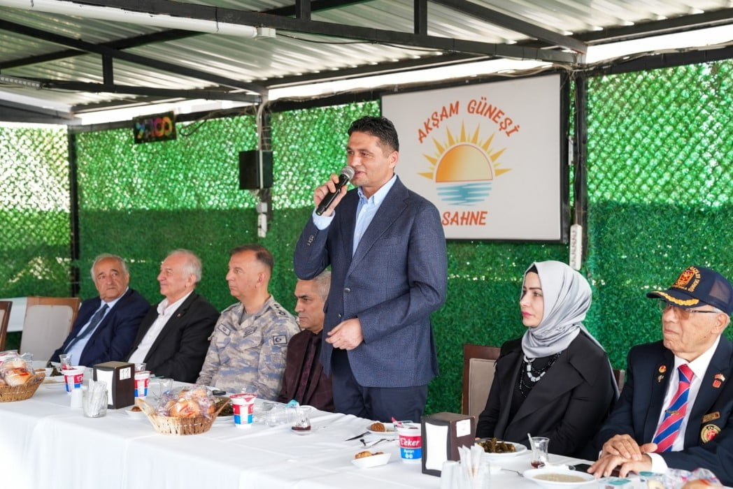 CADDELERE YENİ TABELALARIN ASILMASININ ARDINDAN ŞAKRAN'DA BİR VEFA VE TEŞEKKÜR BULUŞMASI YAŞANDI....