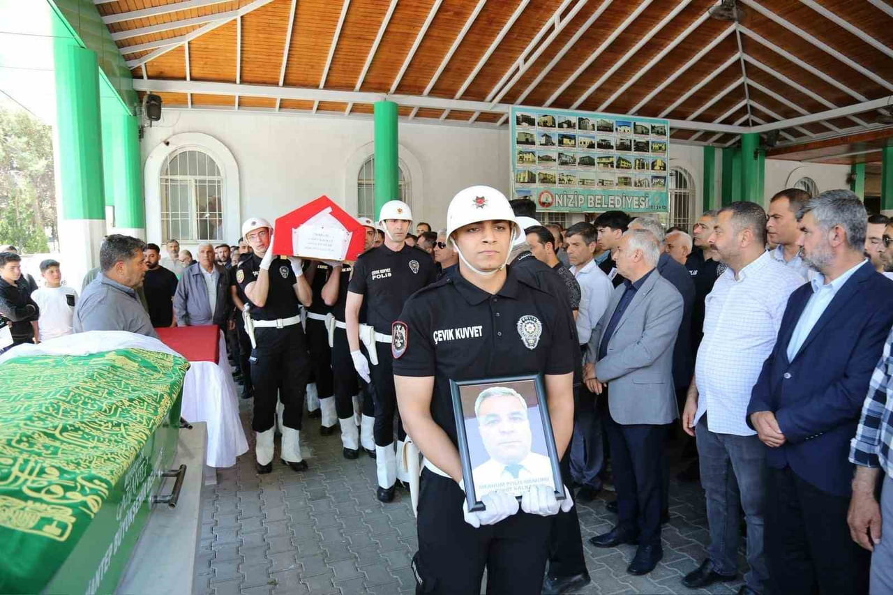 CAHİT KALKAN İÇİN NİZİP İLÇESİNDE CENAZE TÖRENİ DÜZENLENDİ.