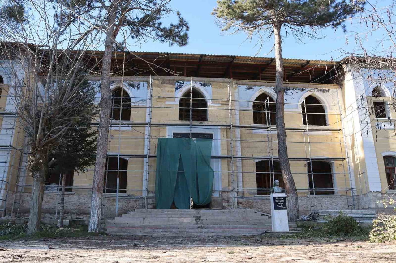 ÇAL GAZİ MEKTEBİ İNŞAATINDA ÇALIŞAN İŞÇİLER ARASINDA ÇIKAN KAVGADA ORTALIK SAVAŞ ALANINA DÖNDÜ....