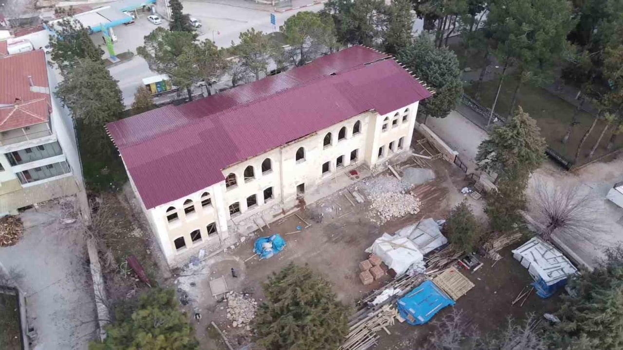 ÇAL GAZİ MEKTEBİ İNŞAATINDA ÇALIŞAN İŞÇİLER ARASINDA ÇIKAN KAVGADA ORTALIK SAVAŞ ALANINA DÖNDÜ....
