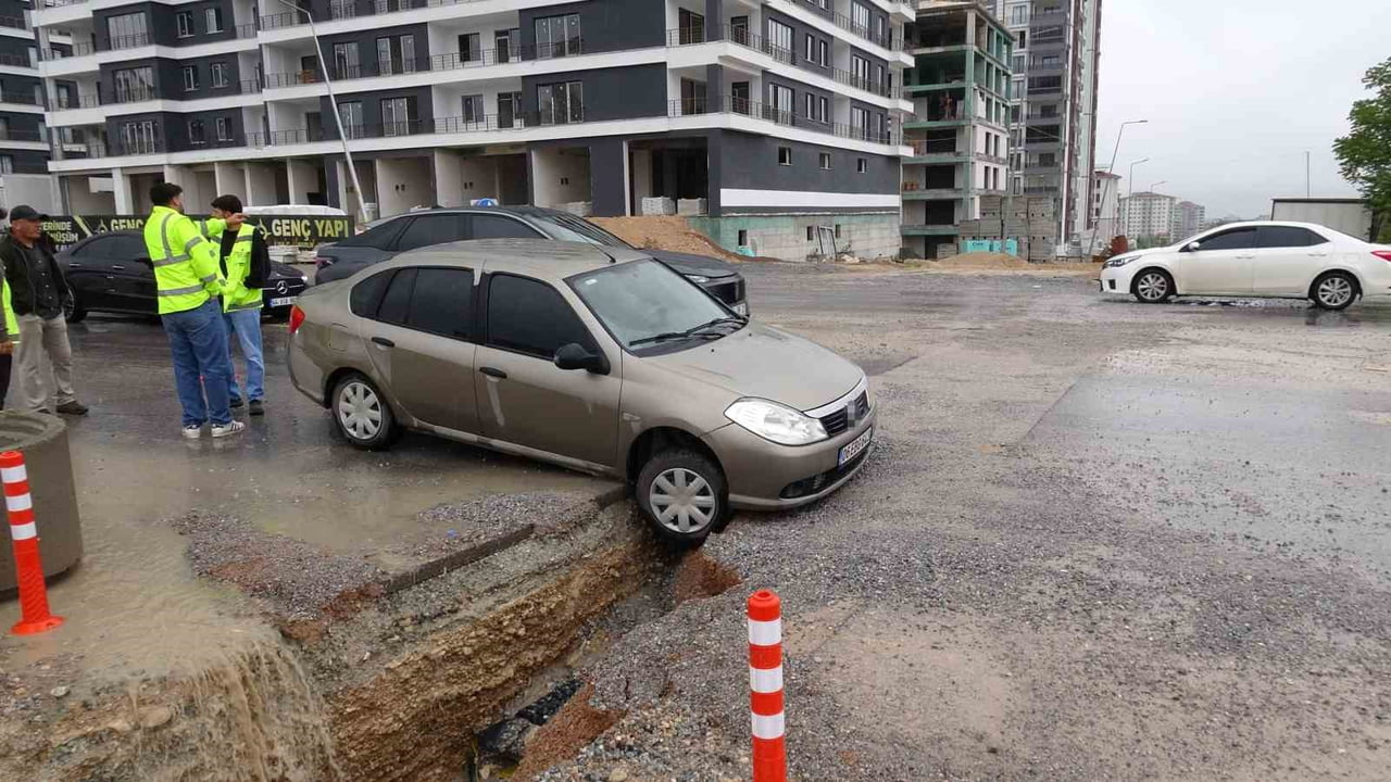 ÇALIŞMA SONRASI OLUŞAN ÇUKUR KAPATILMAYINCA BÖLGEDE SEYİR HALİNDE OLAN BAZI ARAÇLAR ÇUKURA...