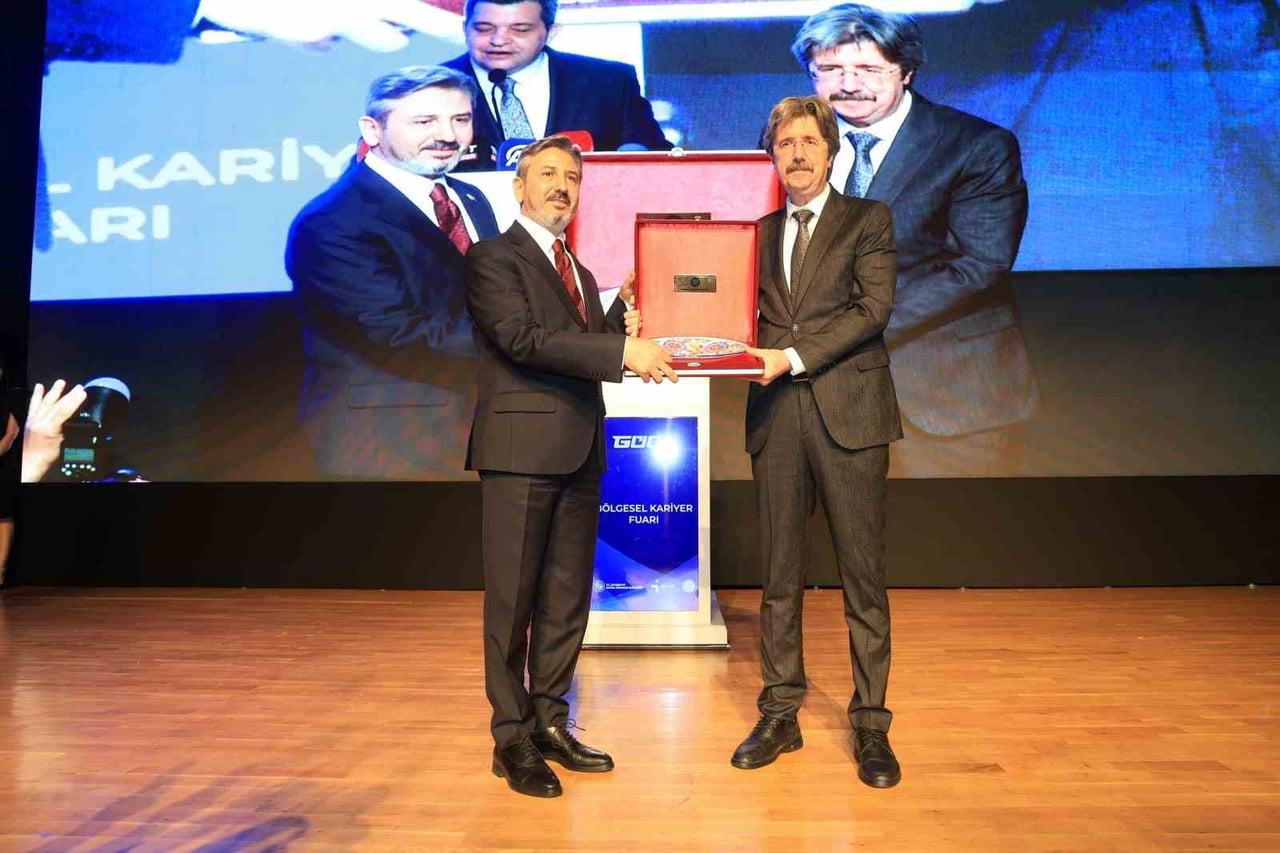 ÇALIŞMA VE SOSYAL GÜVENLİK BAKAN YARDIMCISI AHMET AYDIN VE BUÜ REKTÖRÜ PROF. DR. FERUDUN...
