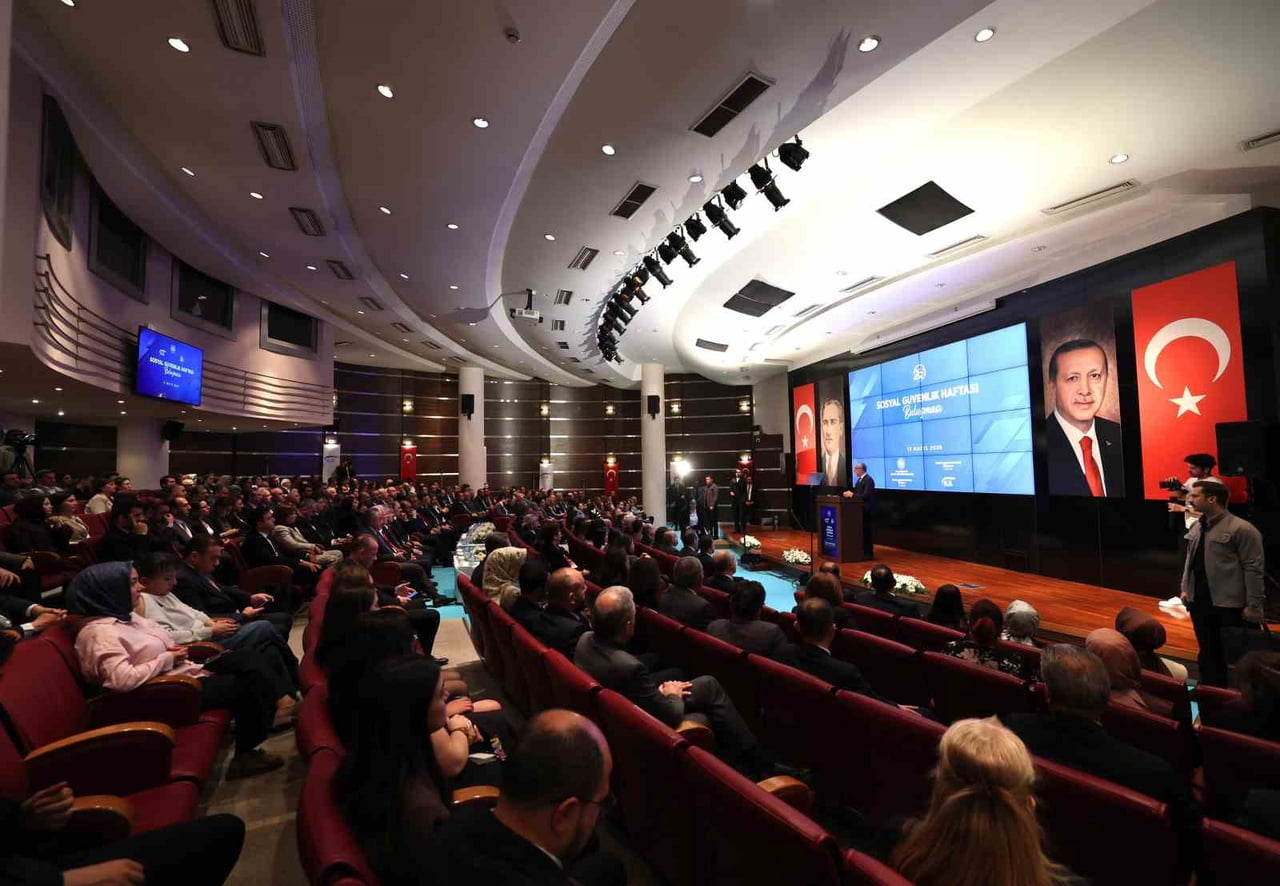 ÇALIŞMA VE SOSYAL GÜVENLİK BAKANI VEDAT IŞIKHAN, "2002 YILINDA SOSYAL GÜVENLİK KAPSAMI YAKLAŞIK...