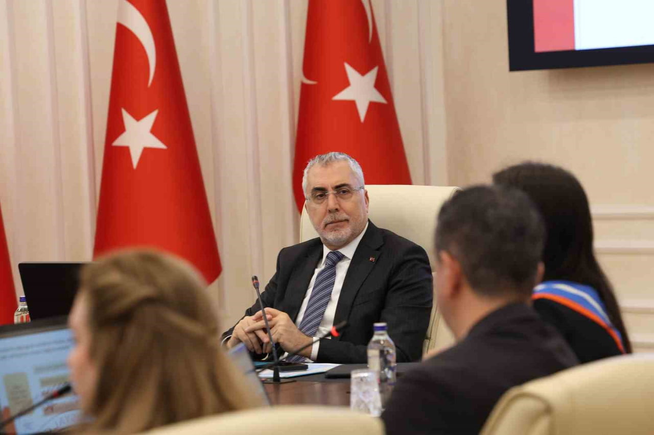 ÇALIŞMA VE SOSYAL GÜVENLİK BAKANI VEDAT IŞIKHAN YAPAY ZEKA HAKKINDA, "DÖNÜŞÜMÜ YALNIZCA İZLEYEN...