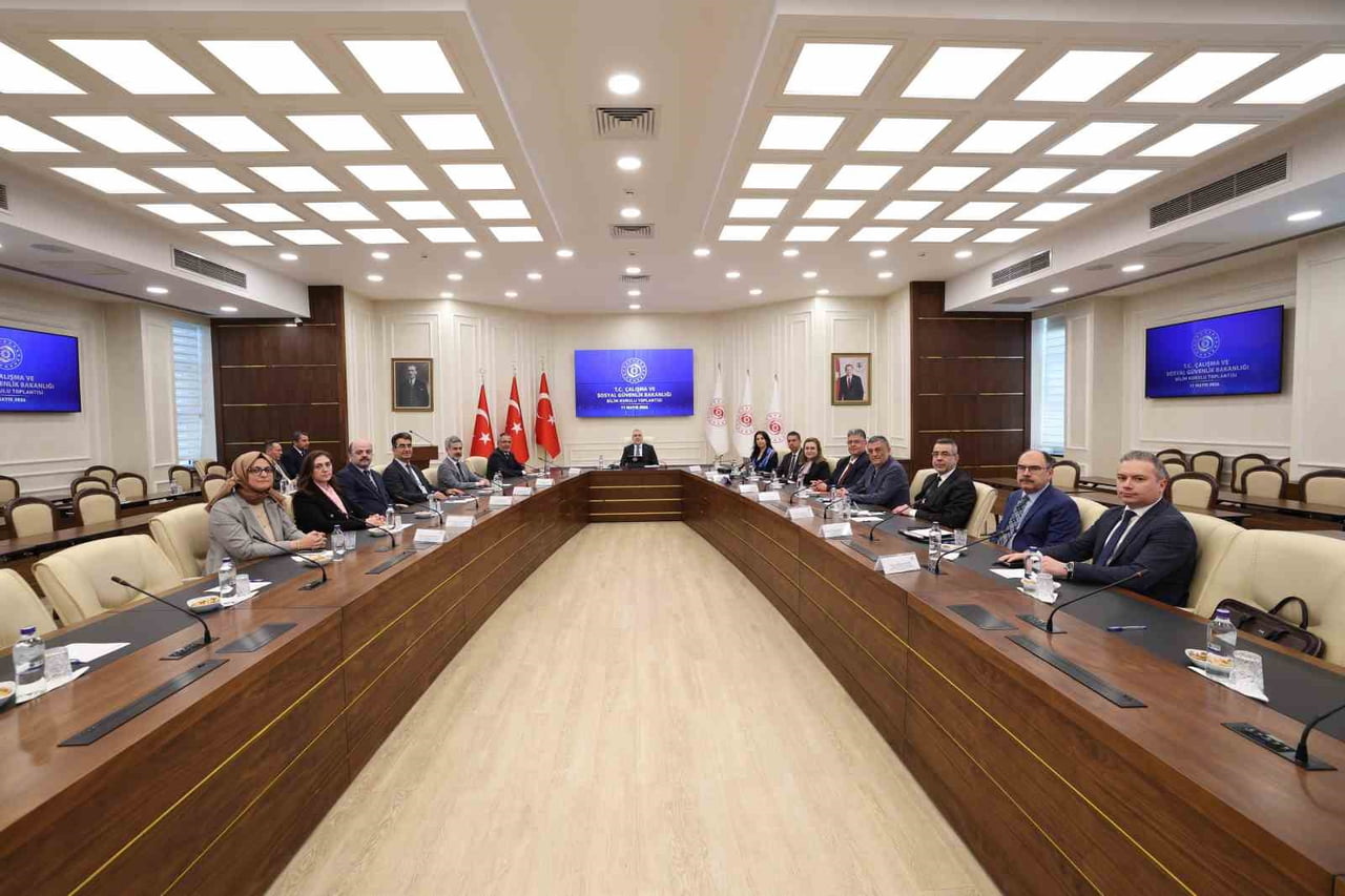 ÇALIŞMA VE SOSYAL GÜVENLİK BAKANI VEDAT IŞIKHAN YAPAY ZEKA HAKKINDA, "DÖNÜŞÜMÜ YALNIZCA İZLEYEN...