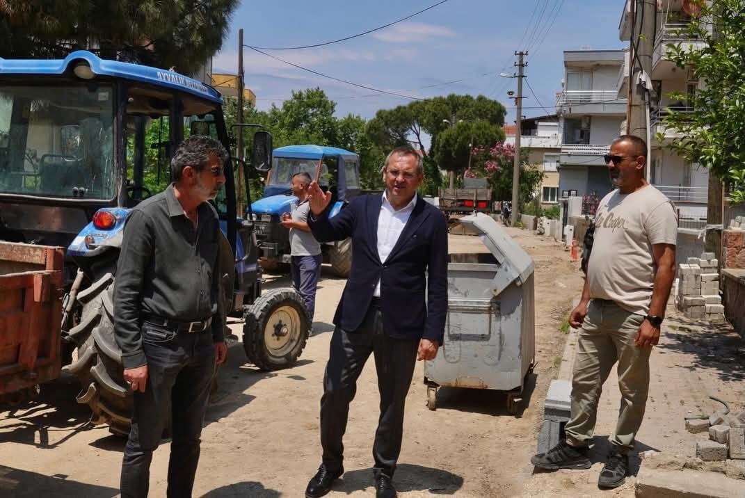 ÇALIŞMALARI YERİNDE İNCELEYEN AYVALIK BELEDİYE BAŞKANI MESUT ERGİN, EKİPLERDEN BİLGİ ALDI.