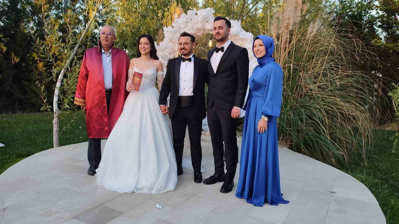 ÇAMELİ BELEDİYE BAŞKANI CENGİZ ARSLAN, DÜNYA EVİNE GİREN HAKAN ONGUN İLE NURGÜL KUBUR ÇİFTİNİN...