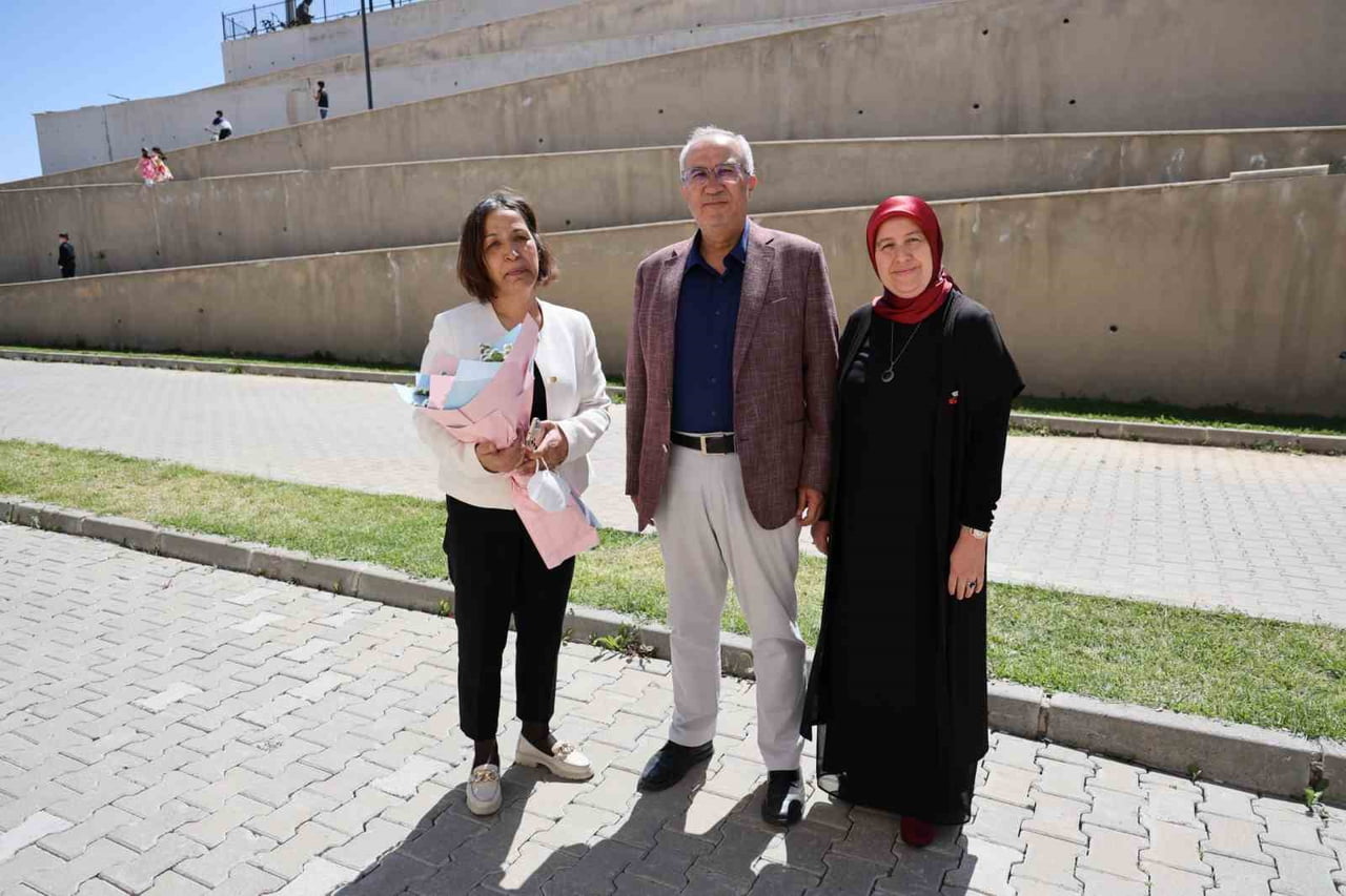 ÇAMELİ BELEDİYE BAŞKANI CENGİZ ARSLAN VE BERABERİNDEKİ PROTOKOL ÜYELERİ, ANNELER GÜNÜ KAPSAMINDA...
