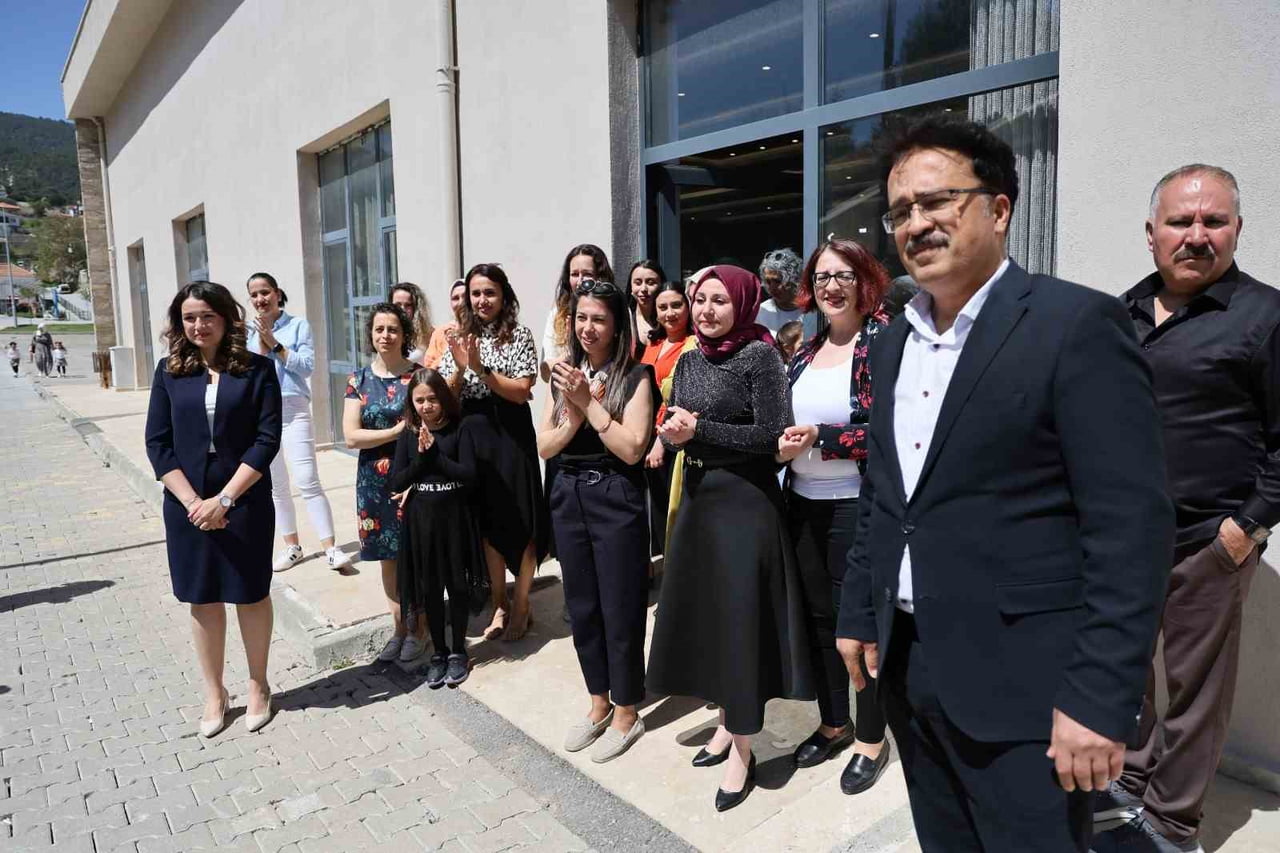 ÇAMELİ BELEDİYE BAŞKANI CENGİZ ARSLAN VE BERABERİNDEKİ PROTOKOL ÜYELERİ, ANNELER GÜNÜ KAPSAMINDA...