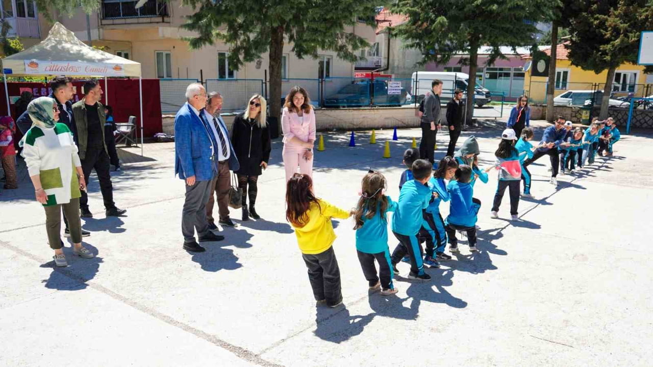 ÇAMELİ’DE İKİ GÜN BOYUNCA SÜREN MASAL FESTİVALİ, ÇOCUKLAR VE AİLELERİN YOĞUN KATILIMIYLA RENKLİ...
