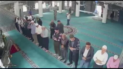 Camide kalp krizi geçirdi, imam hayatını kurtardı: O anlar kamerada