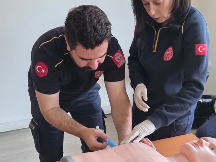 ÇANAKKALE'DE 112 PERSONELİNE TRAVMA İLERİ YAŞAM DESTEĞİ (TİLYAD) EĞİTİMİ VERİLDİ.