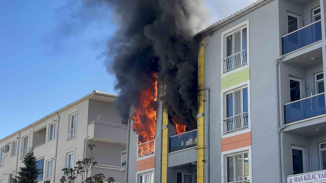 ÇANAKKALE'DE 4 KATLI BİNANIN 3'ÜNCÜ KATINDA ÇIKAN YANGIN, 4'ÜNCÜ KATA SIÇRADI. ALEVLER VE DUMANLAR...