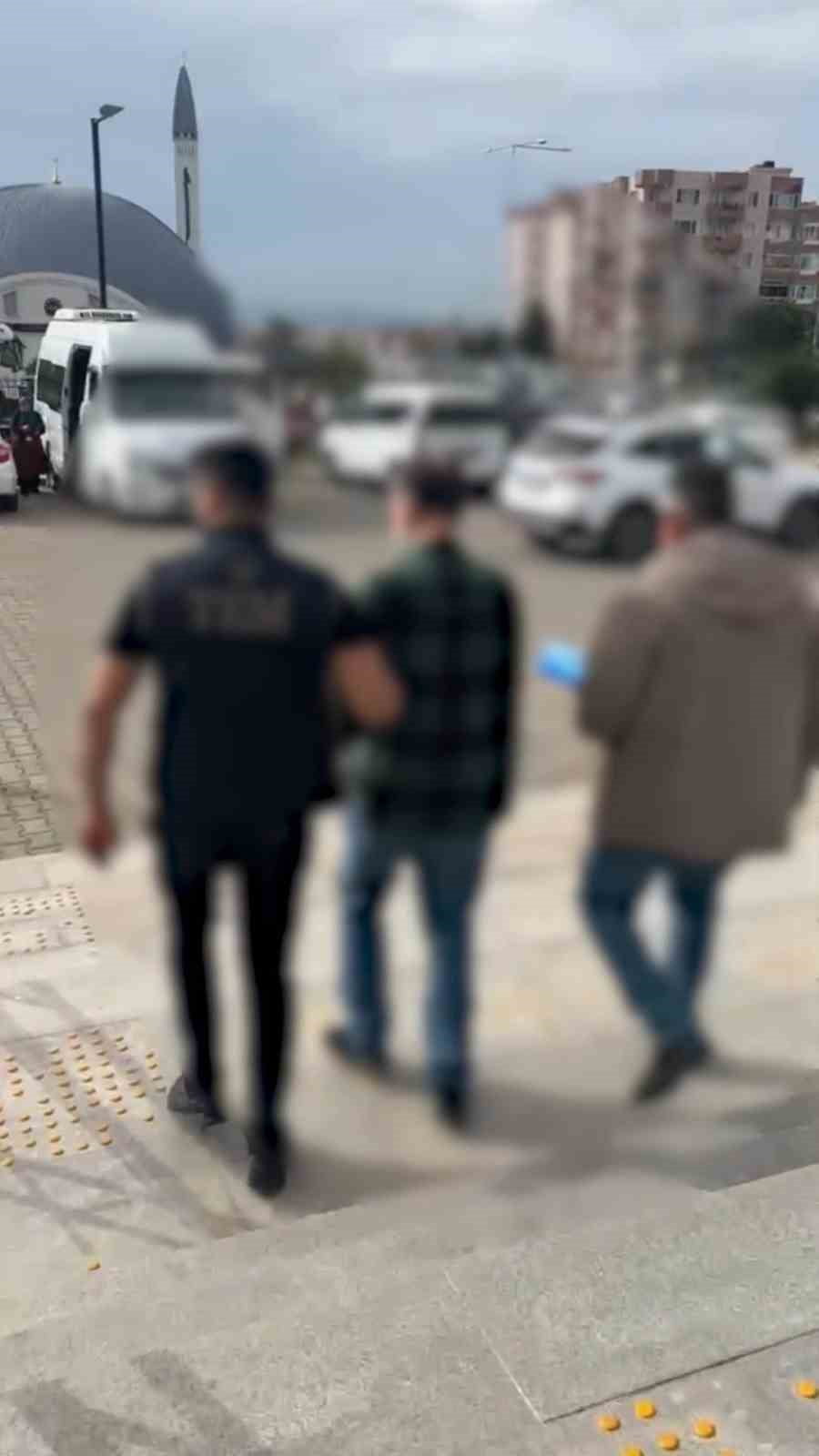 ÇANAKKALE'DE EMNİYET EKİPLERİNCE GERÇEKLEŞTİRİLEN HUZUR UYGULAMALARINDA FETÖ'DEN ARANAN 2 ŞÜPHELİ...