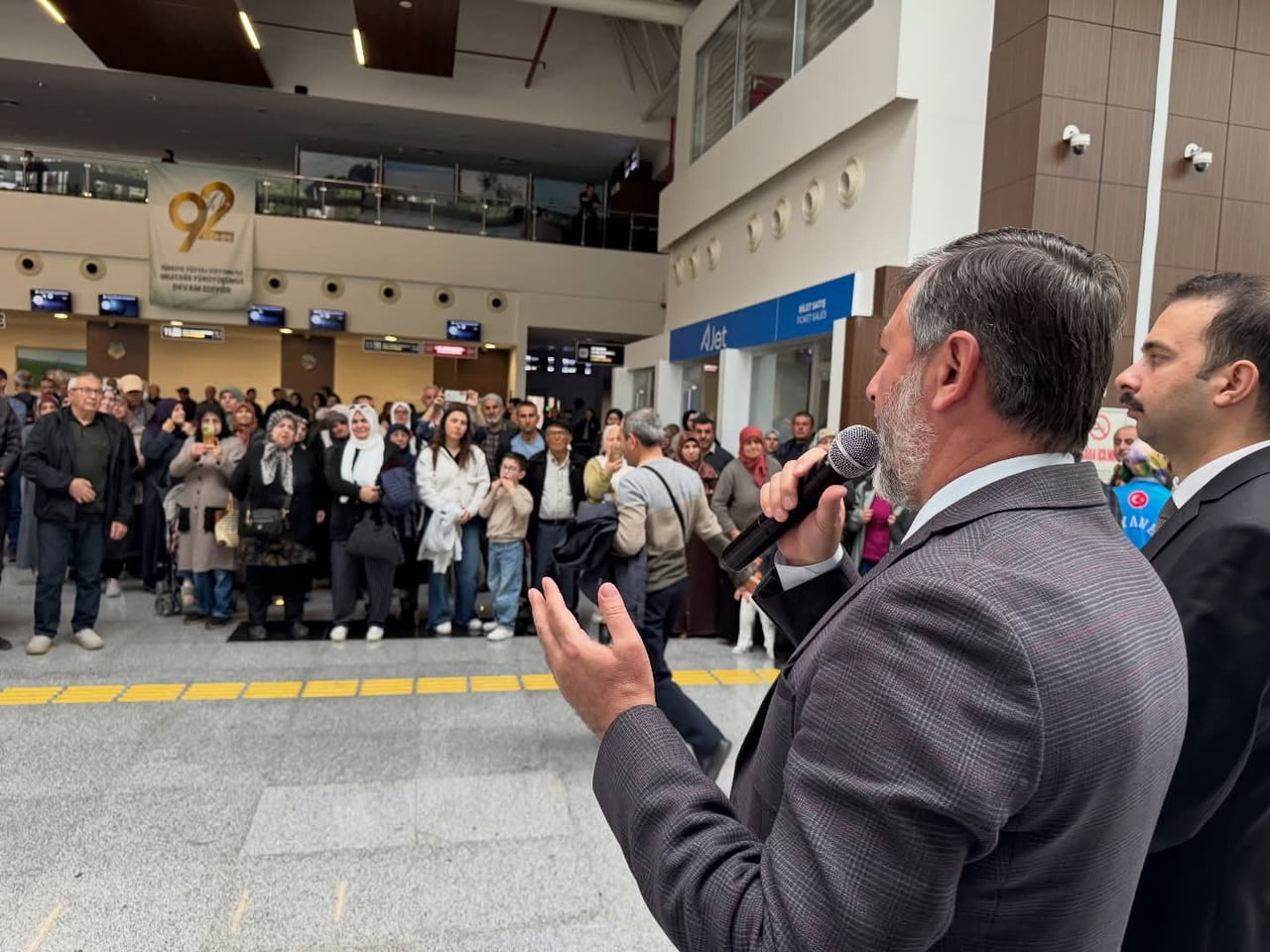 ÇANAKKALE'DE HAC İBADETİNİ YERİNE GETİRMEK İÇİN YOLA ÇIKAN HACILAR ÇANAKKALE HAVALİMANI'NDA DUALAR...