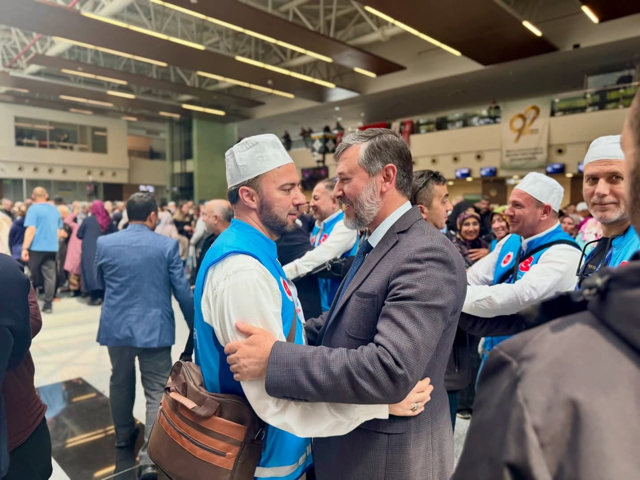 ÇANAKKALE'DE HAC İBADETİNİ YERİNE GETİRMEK İÇİN YOLA ÇIKAN HACILAR ÇANAKKALE HAVALİMANI'NDA DUALAR...