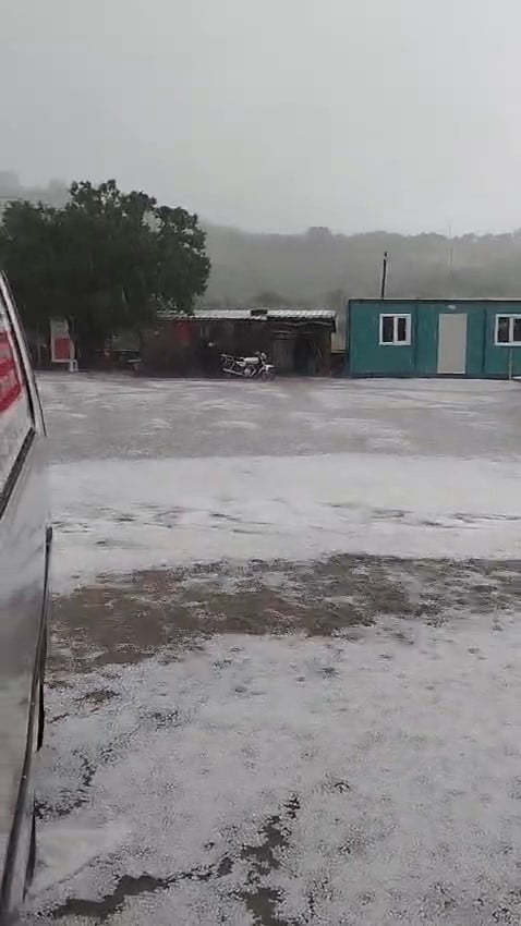ÇANAKKALE'NİN AYVACIK İLÇESİNDE ETKİLİ OLAN DOLU YAĞIŞI YOLLARI BEYAZA BÜRÜDÜ.