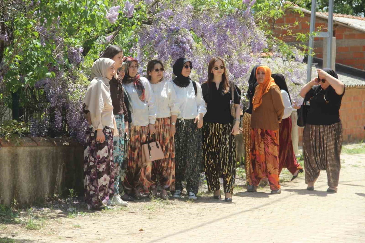 ÇANAKKALE'NİN BAYRAMİÇ İLÇESİNE BAĞLI MURATLAR KÖYÜNDE DÜZENLENEN GELENEKSEL KÖY HAYRINDA GENÇ...