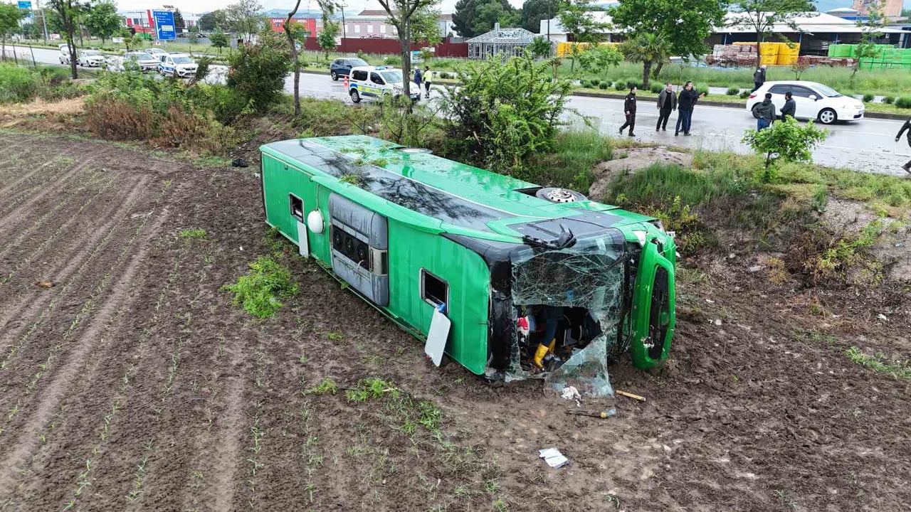 ÇANAKKALE'NİN BİGA İLÇESİNDE ANKARA'DAN ÇANAKKALE'YE GELEN 06 AYD 067 PLAKALI TUR OTOBÜSÜ İLÇE...