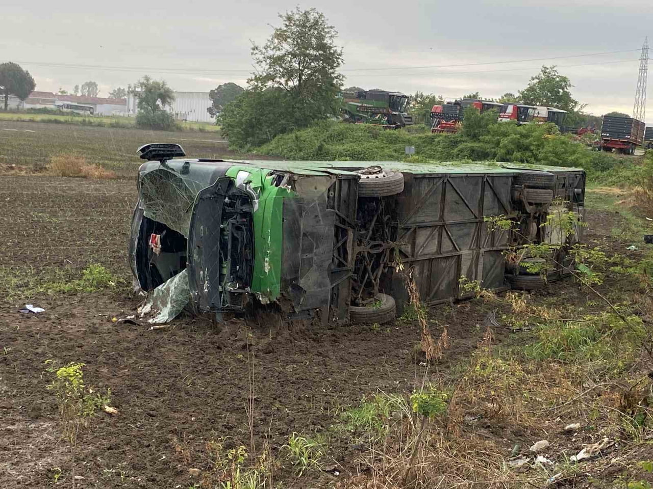 ÇANAKKALE'NİN BİGA İLÇESİNDE BİR OTOBÜS DEVRİLDİ. KAZADA ÇOK SAYIDA KİŞİNİN YARALANDIĞI...