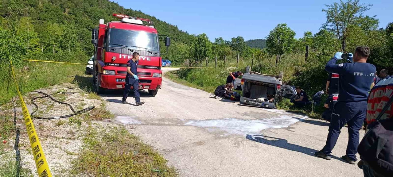 ÇANAKKALE'NİN ÇAN İLÇESİNDE KONTROLDEN ÇIKARAK TAKLA ATAN OTOMOBİLİN SÜRÜCÜSÜ OLAY YERİNDE...