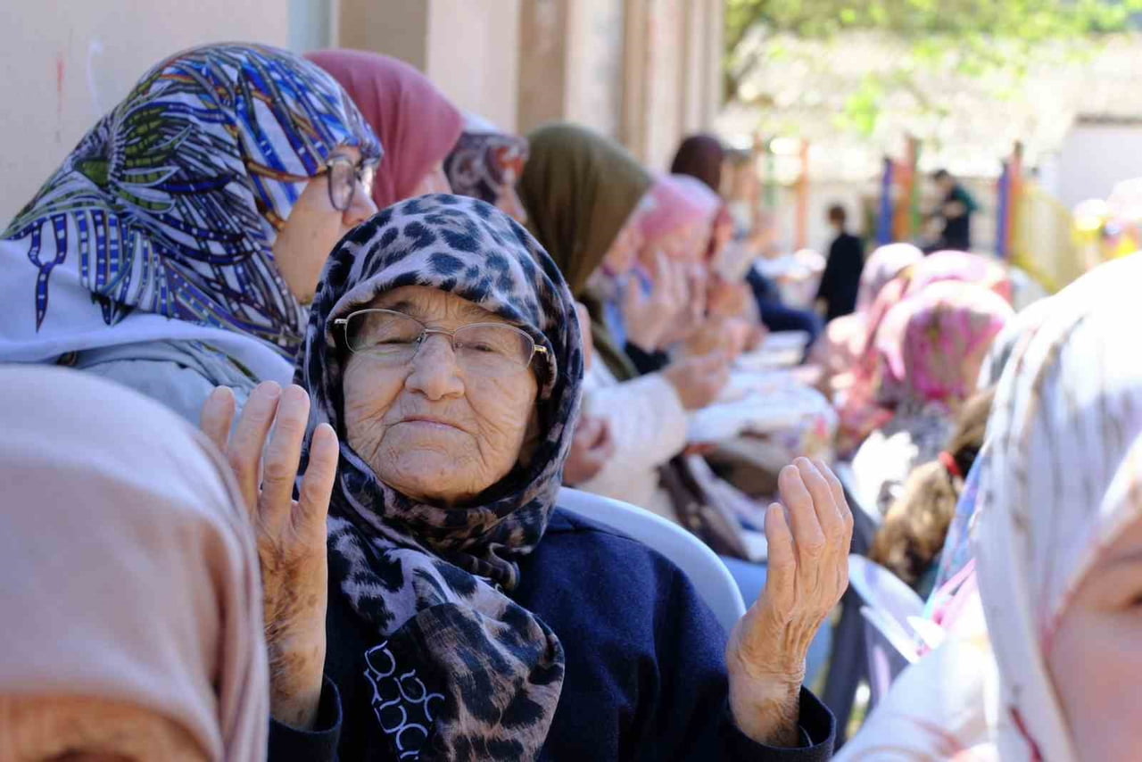ÇANAKKALE'NİN ECEABAT İLÇESİNDE GELENEKSEL KÖY HAYRI DÜZENLENDİ.
