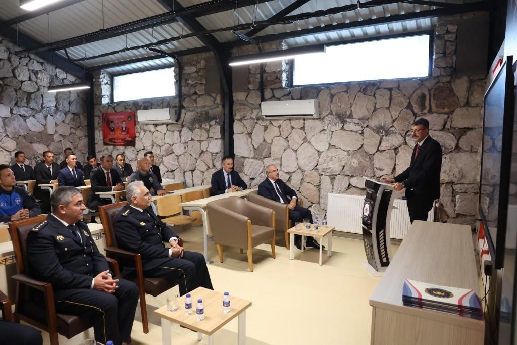 ÇANAKKALE'YE BİR TAKIM ZİYARETLER İÇİN GELEN İÇİŞLERİ BAKAN YARDIMCISI ALİ ÇELİK, DENİZ POLİSİ...