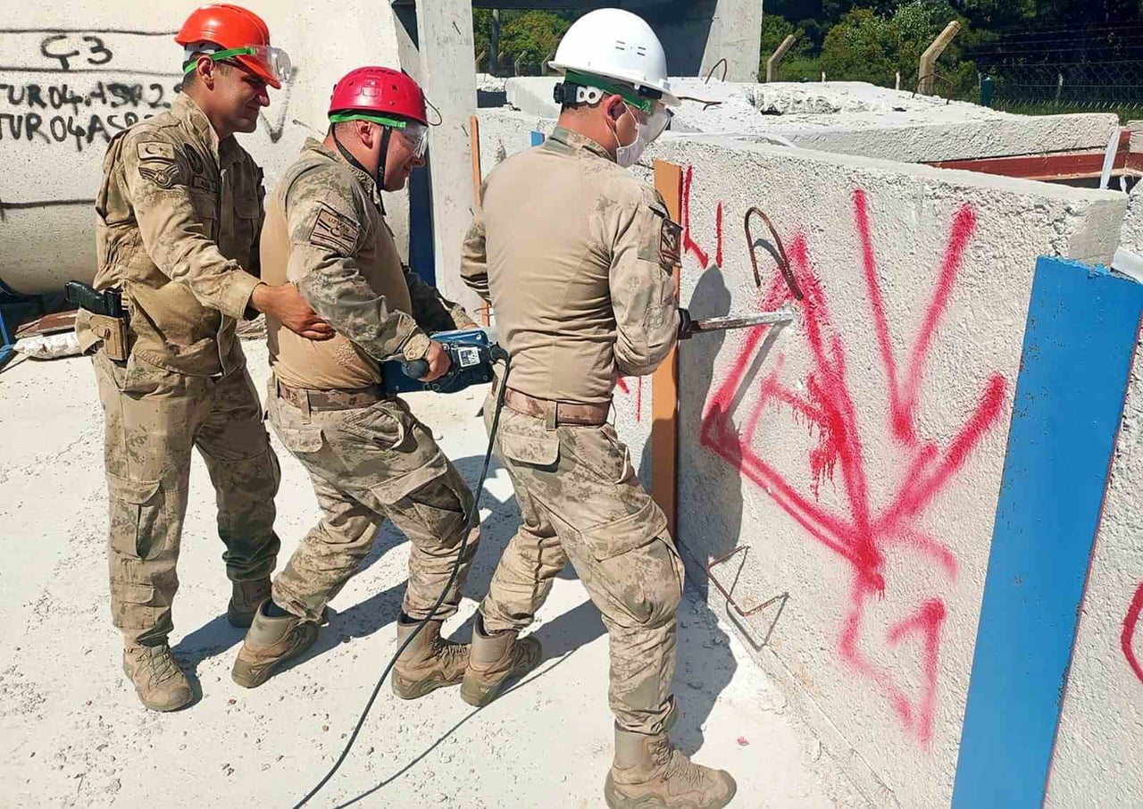 ÇANAKKALE AFET VE ACİL DURUM YÖNETİMİ BAŞKANLIĞI MÜDÜRLÜĞÜ PERSONELİ TARAFINDAN ASKERİ PERSONELE...