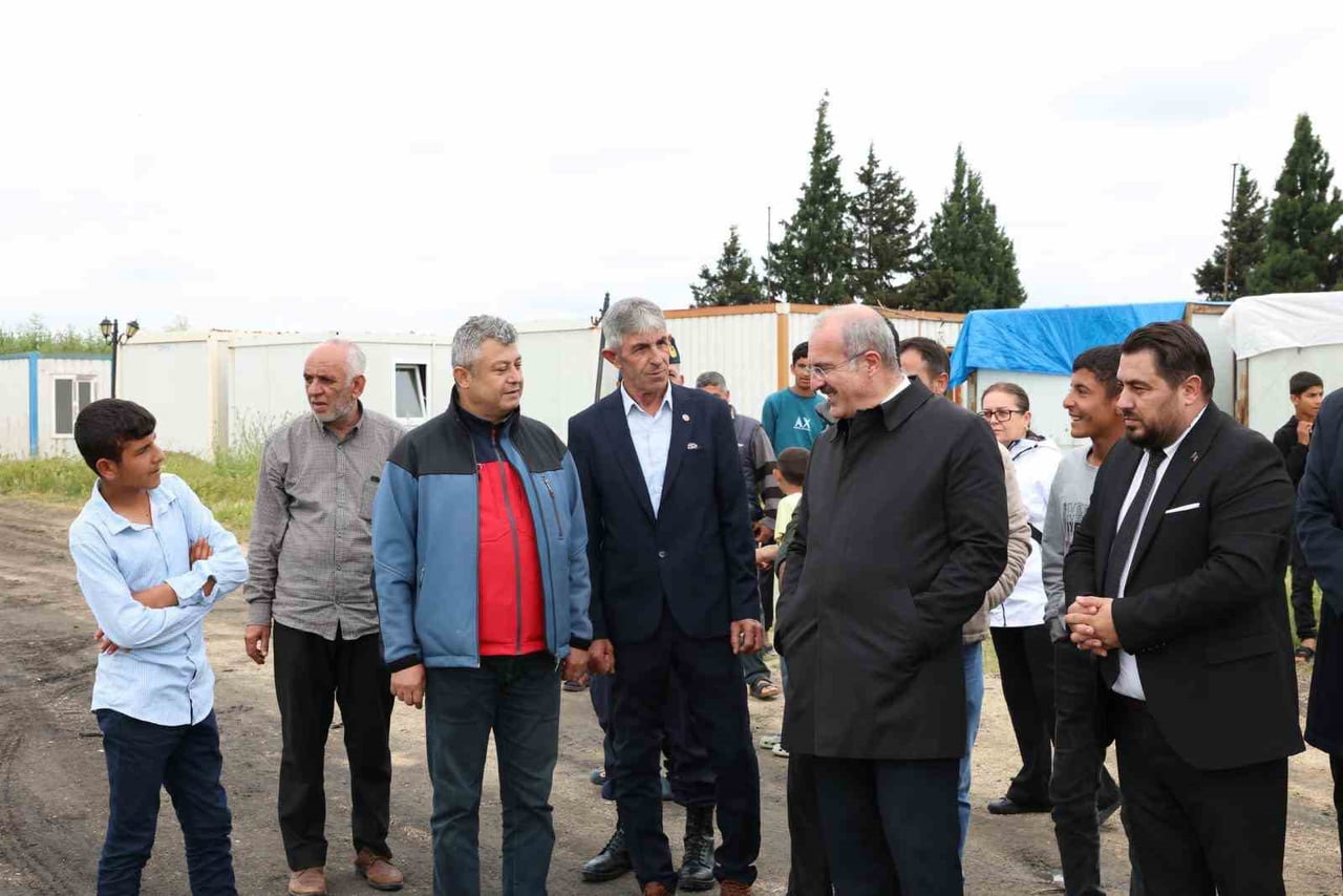 ÇANAKKALE’DE FARKLI ETKİNLİKLERLE KUTLANAN ÇİFTÇİLER GÜNÜNDE MEVSİMLİK İŞÇİLER...