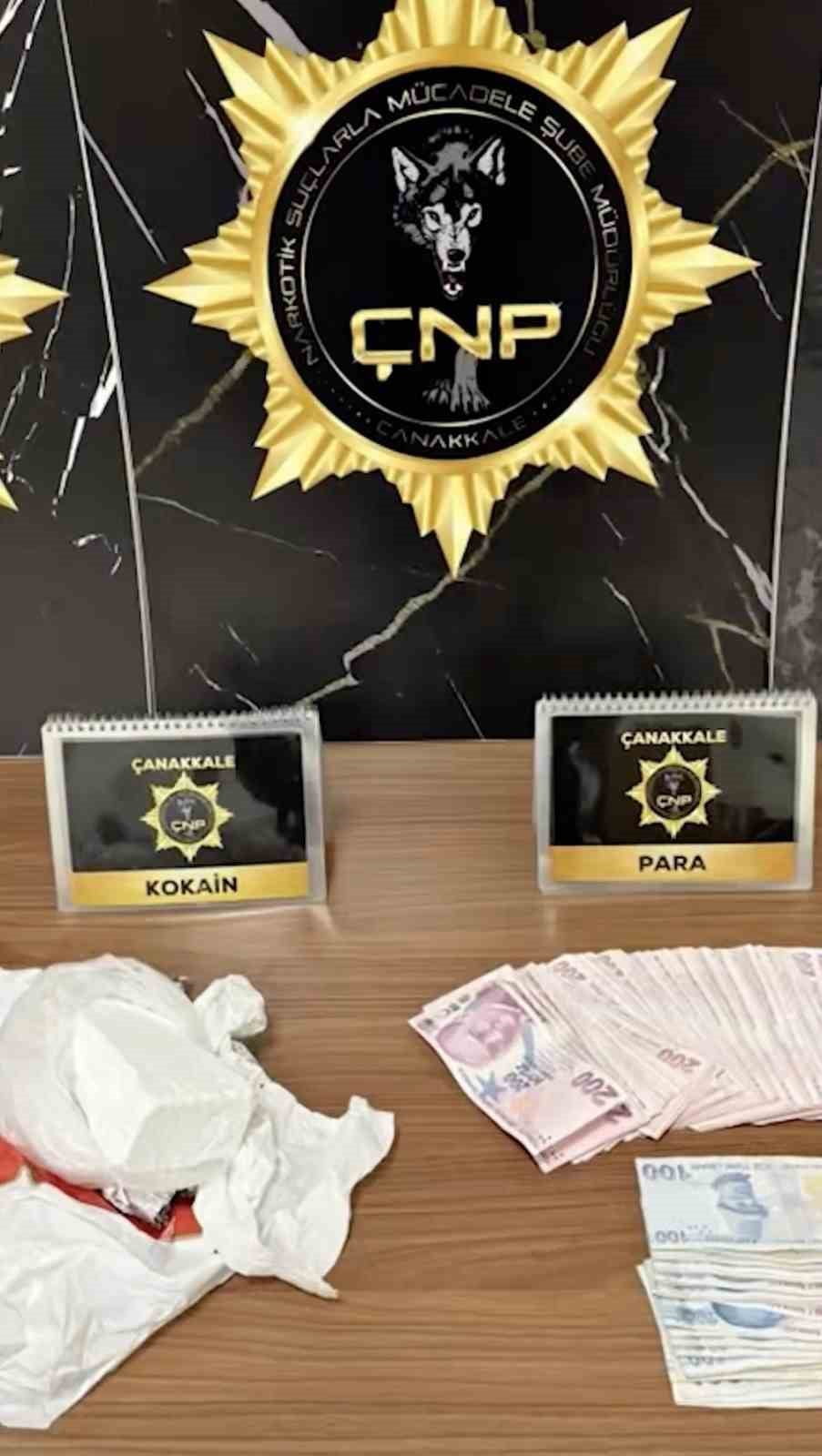 ÇANAKKALE’DE GERÇEKLEŞTİRİLEN UYUŞTURUCU OPERASYONUNDA 5 ŞÜPHELİ TUTUKLANIRKEN 1 ŞÜPHELİ HAKKINDA...