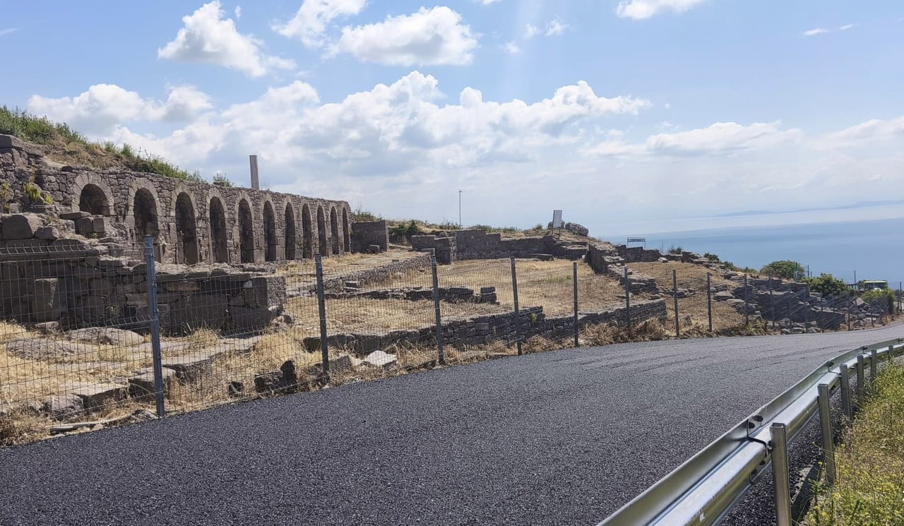 ÇANAKKALE’DE İL ÖZEL İDARESİ YOL VE ULAŞIM HİZMETLERİ MÜDÜRLÜĞÜNCE ASSOS ANTİK LİMAN YOLU’NDA...