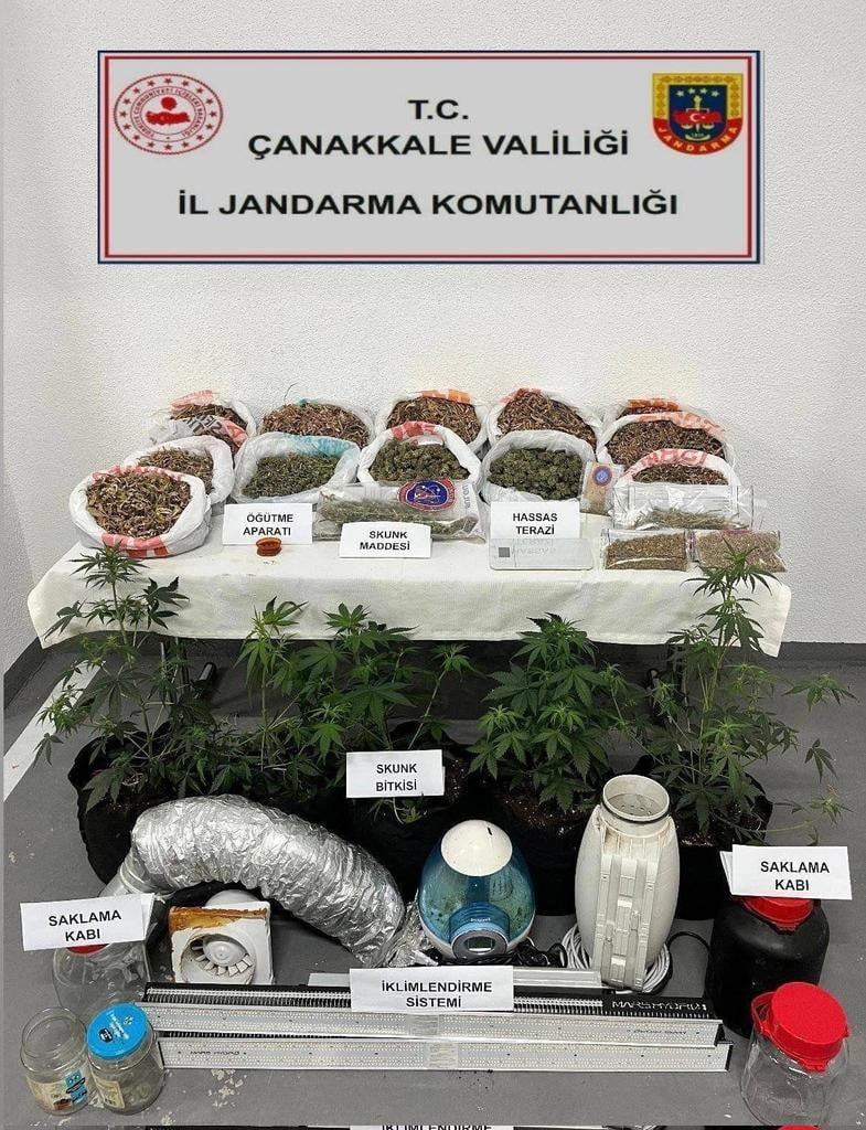 ÇANAKKALE’DE JANDARMA EKİPLERİNCE EVİNDE UYUŞTURUCU YETİŞTİRDİĞİ TESPİT EDİLEN 2 ŞÜPHELİ...