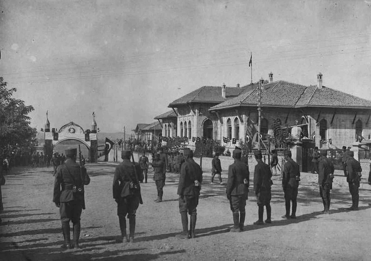 ÇANAKKALE’DE TARİHÇİ DR. ÖĞRETİM ÜYESİ MİTHAT ATABAY TARAFINDAN TÜRKİYE BÜYÜK MİLLET MECLİSİ'NİN...
