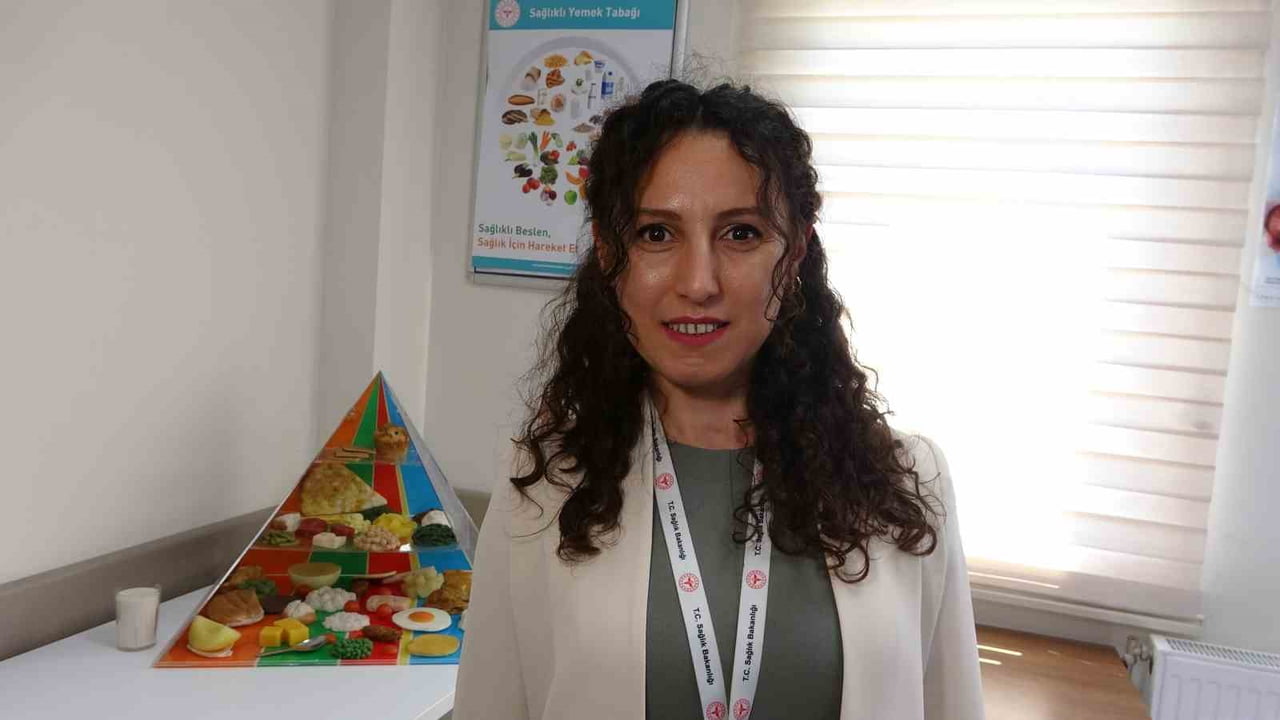 ÇANAKKALE İL SAĞLIK MÜDÜRLÜĞÜ DİYETİSYENİ SELİN SARIBUDAK, KURBAN BAYRAMI'NDA VATANDAŞLARA DENGELİ...