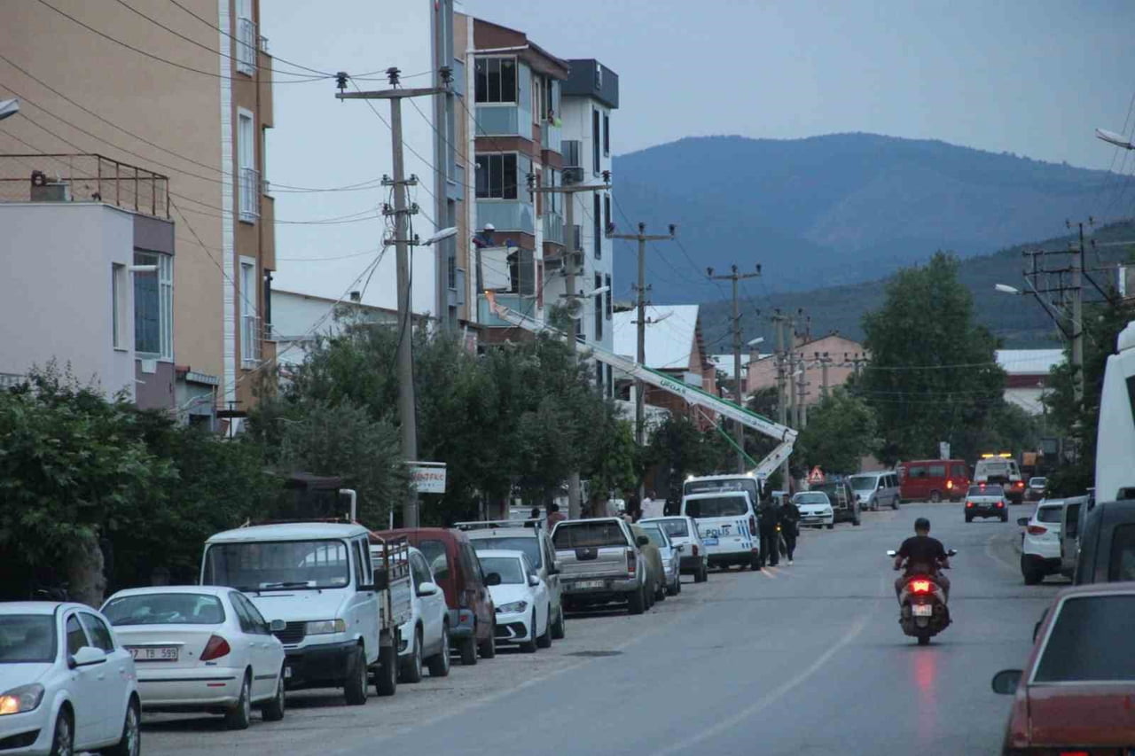 ÇANAKKALE’NİN BAYRAMİÇ İLÇESİNDE İNŞAATA ÇALIŞAN YUNUS ENES KAYA (26) ELEKTİRİK TELLERİNE DEĞEN...