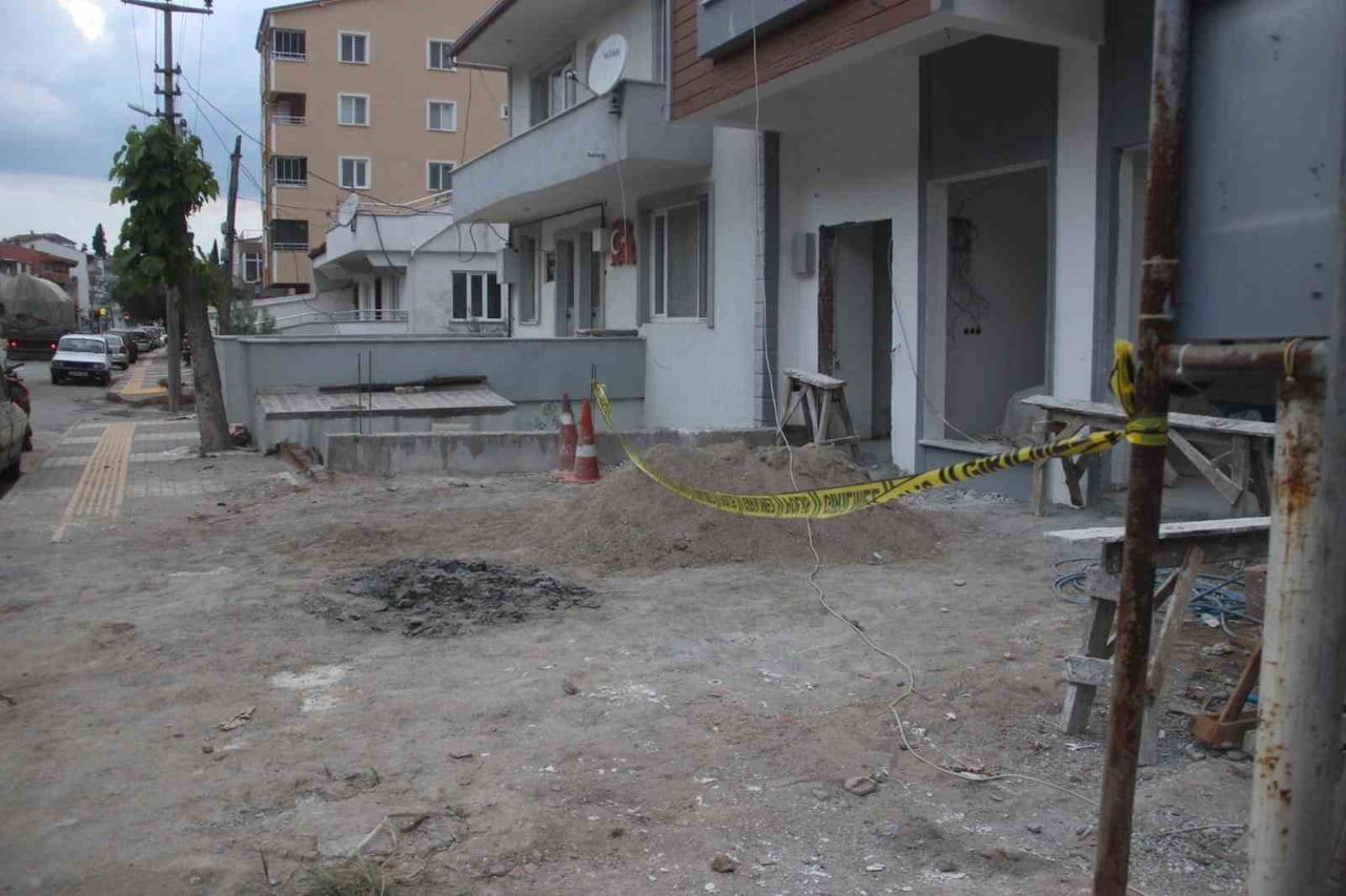 ÇANAKKALE’NİN BAYRAMİÇ İLÇESİNDE İNŞAATA ÇALIŞAN YUNUS ENES KAYA (26) ELEKTİRİK TELLERİNE DEĞEN...