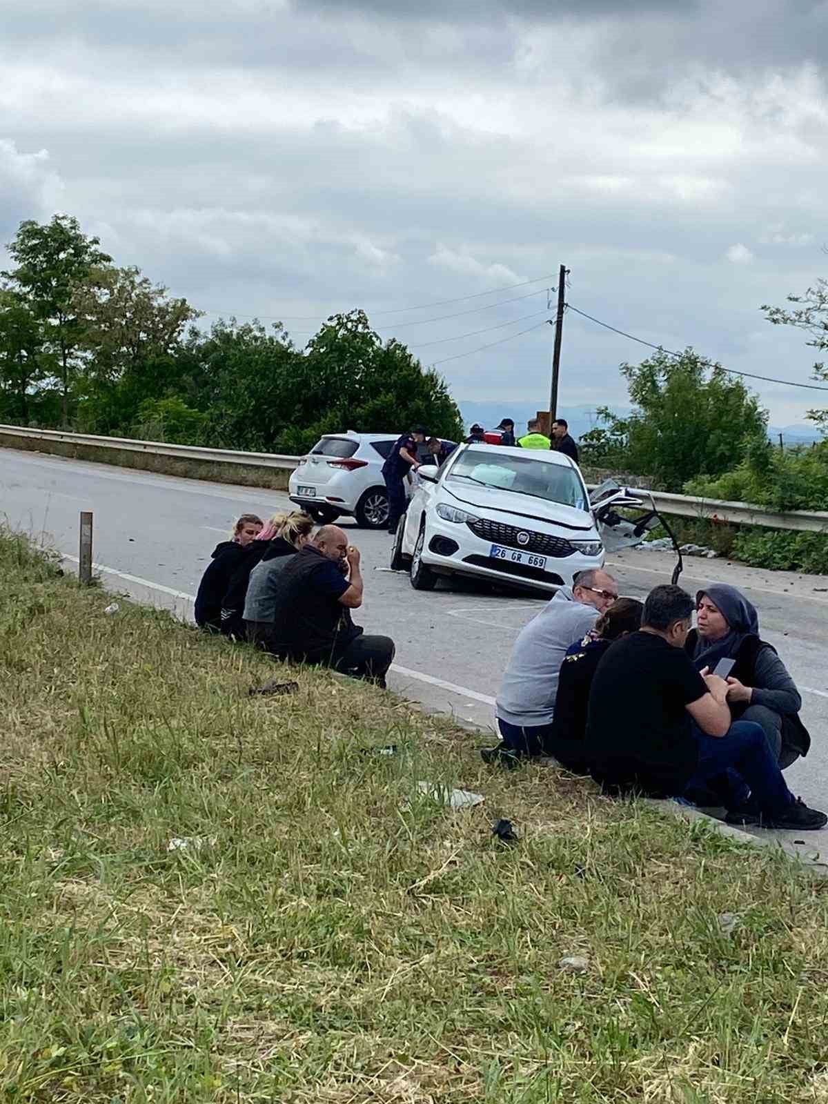 ÇANAKKALE’NİN BİGA İLÇESİNDE İKİ OTOMOBİLİN ÇARPIŞMASI SONUCU 2 KİŞİ HAYATINI KAYBETTİ. 3 KİŞİ İSE...