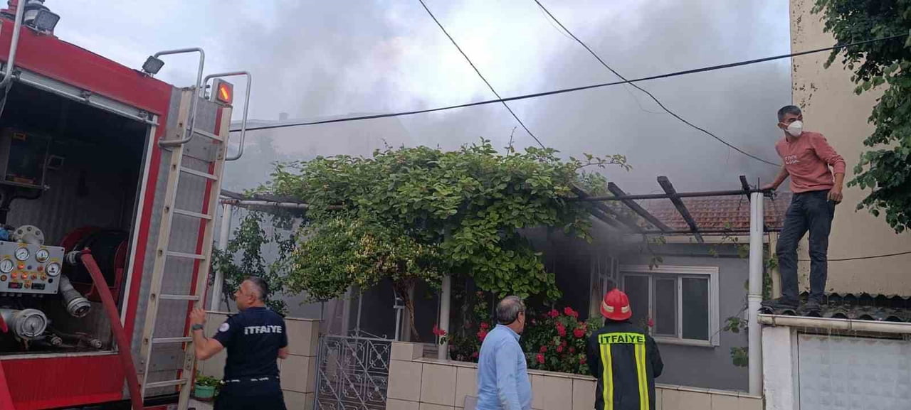 ÇANAKKALE’NİN ÇAN İLÇESİNDE ALEVLERE TESLİM OLAN AHŞAP EV KULLANILMAZ HALE GELDİ.