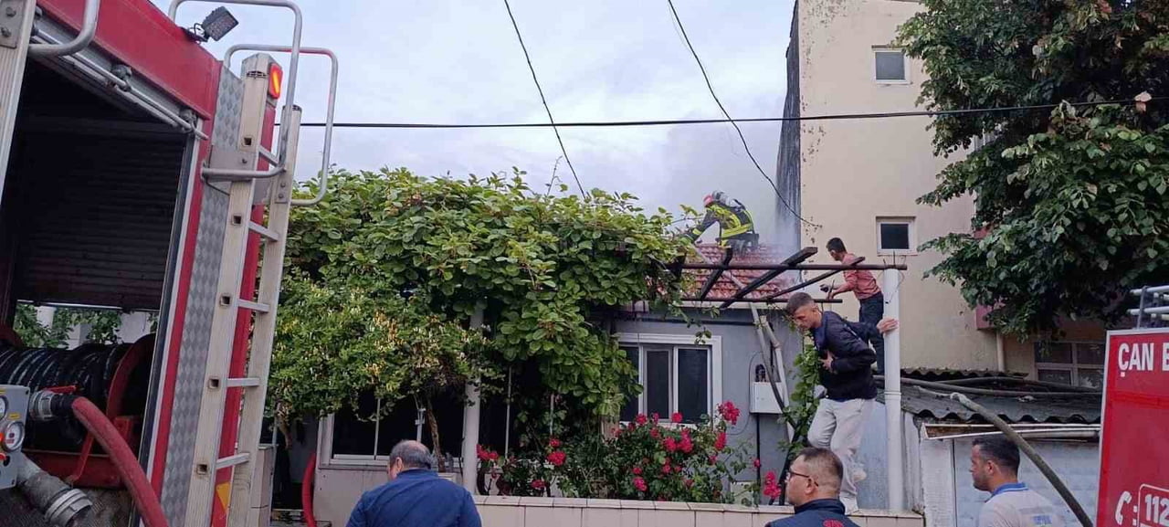 ÇANAKKALE’NİN ÇAN İLÇESİNDE ALEVLERE TESLİM OLAN AHŞAP EV KULLANILMAZ HALE GELDİ.