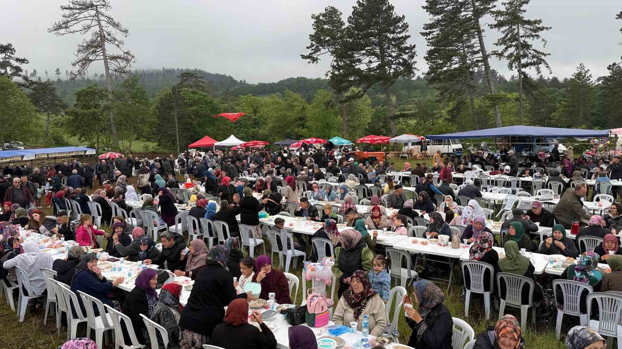 ÇANAKKALE’NİN ÇAN İLÇESİNDE DÖRT KÖYÜN BİRLİKTE DÜZENLEDİKLERİ GELENEKSEL YÖRÜK HAYRI 4 BİN...