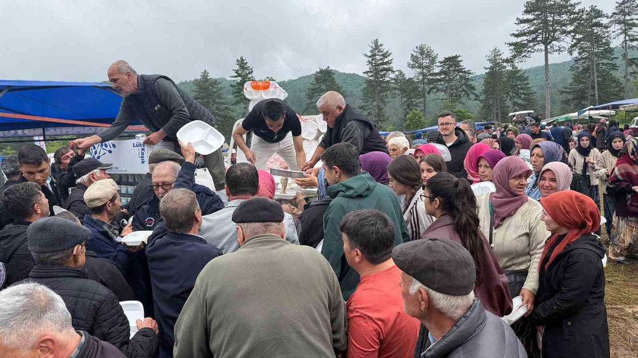 ÇANAKKALE’NİN ÇAN İLÇESİNDE DÖRT KÖYÜN BİRLİKTE DÜZENLEDİKLERİ GELENEKSEL YÖRÜK HAYRI 4 BİN...