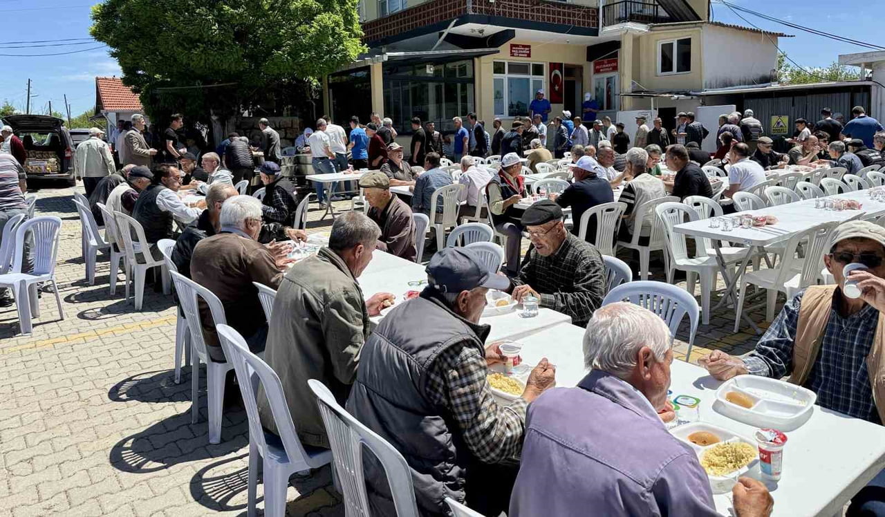 ÇANAKKALE’NİN ÇAN İLÇESİNE BAĞLI AHLATLIBURUN KÖYÜNDE DÜZENLENEN GELENEKSEL KÖY HAYRI 3 BİN...