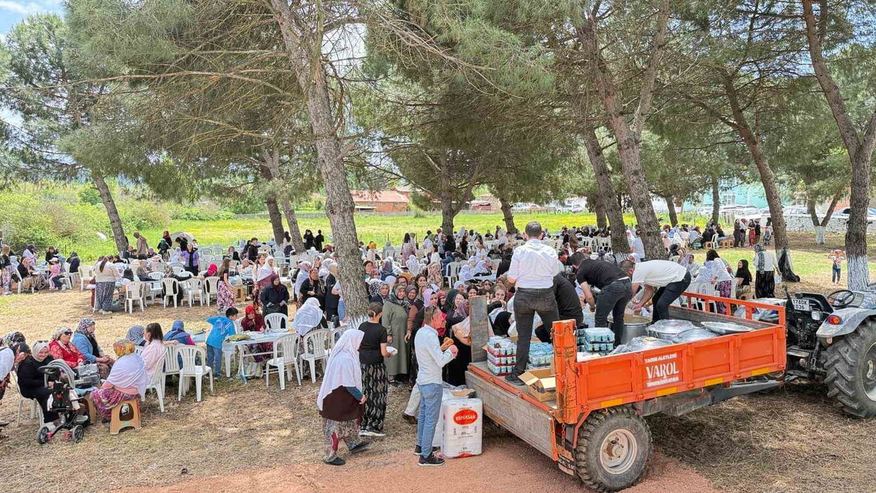 ÇANAKKALE’NİN ÇAN İLÇESİNE BAĞLI ŞERBETLİ KÖYÜNDE DÜZENLENEN GELENEKSEL KÖY HAYRI 2 BİN KİŞİNİN...