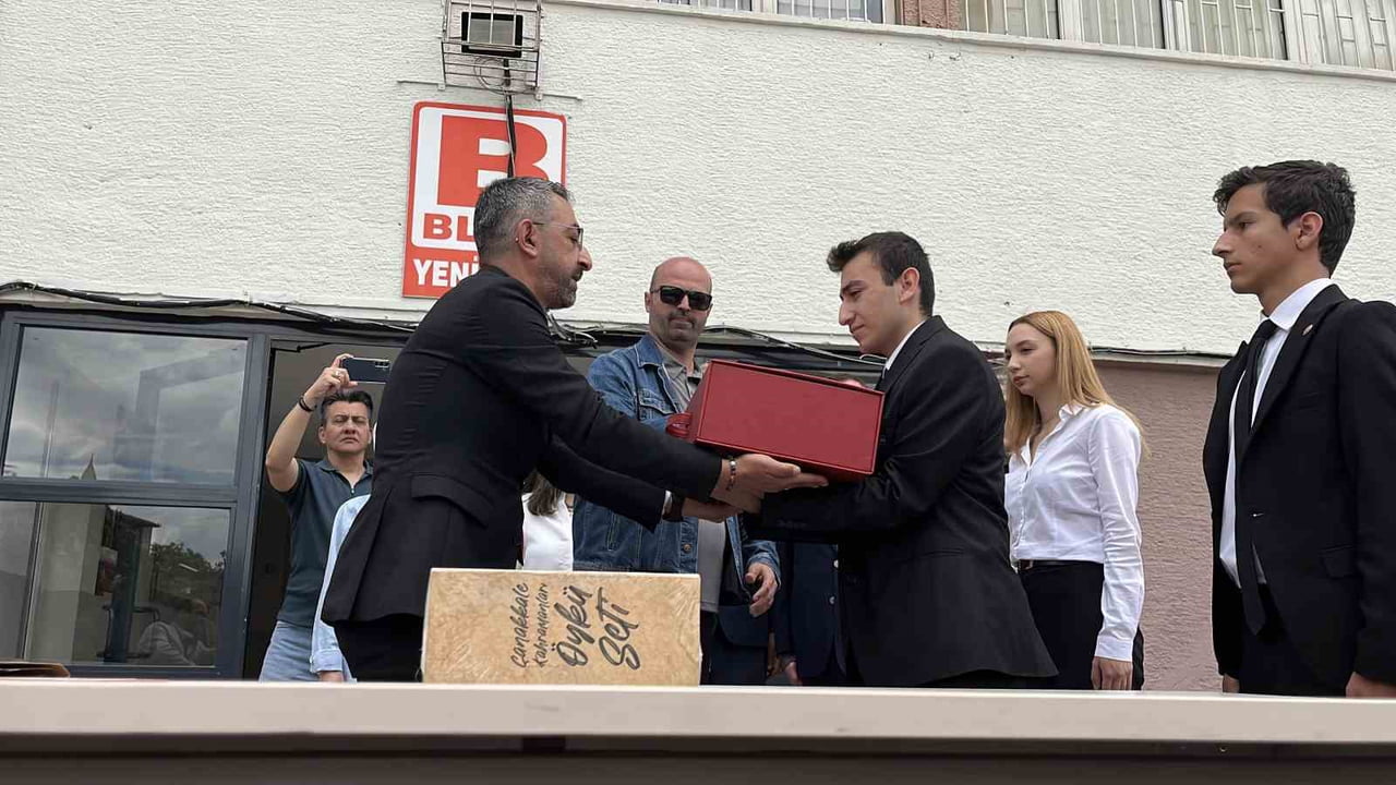 ÇANAKKALE ŞAHİNDERE ŞEHİTLİĞİ'NDE DALGALANAN BAYRAK, KONYA LİSESİ’NE TÖRENLE TESLİM...