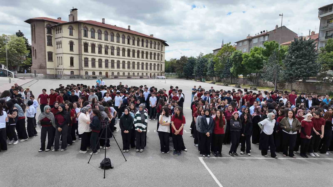 ÇANAKKALE ŞAHİNDERE ŞEHİTLİĞİ'NDE DALGALANAN BAYRAK, KONYA LİSESİ’NE TÖRENLE TESLİM...